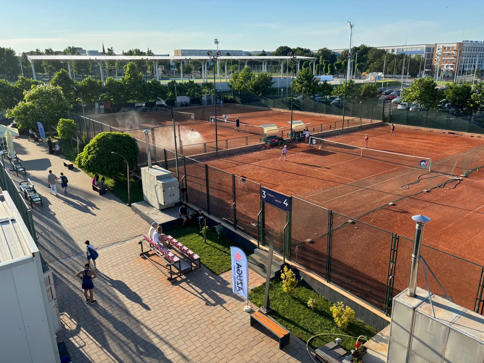Terenurile de tenis 9½ Tennis Club, vedere de sus
