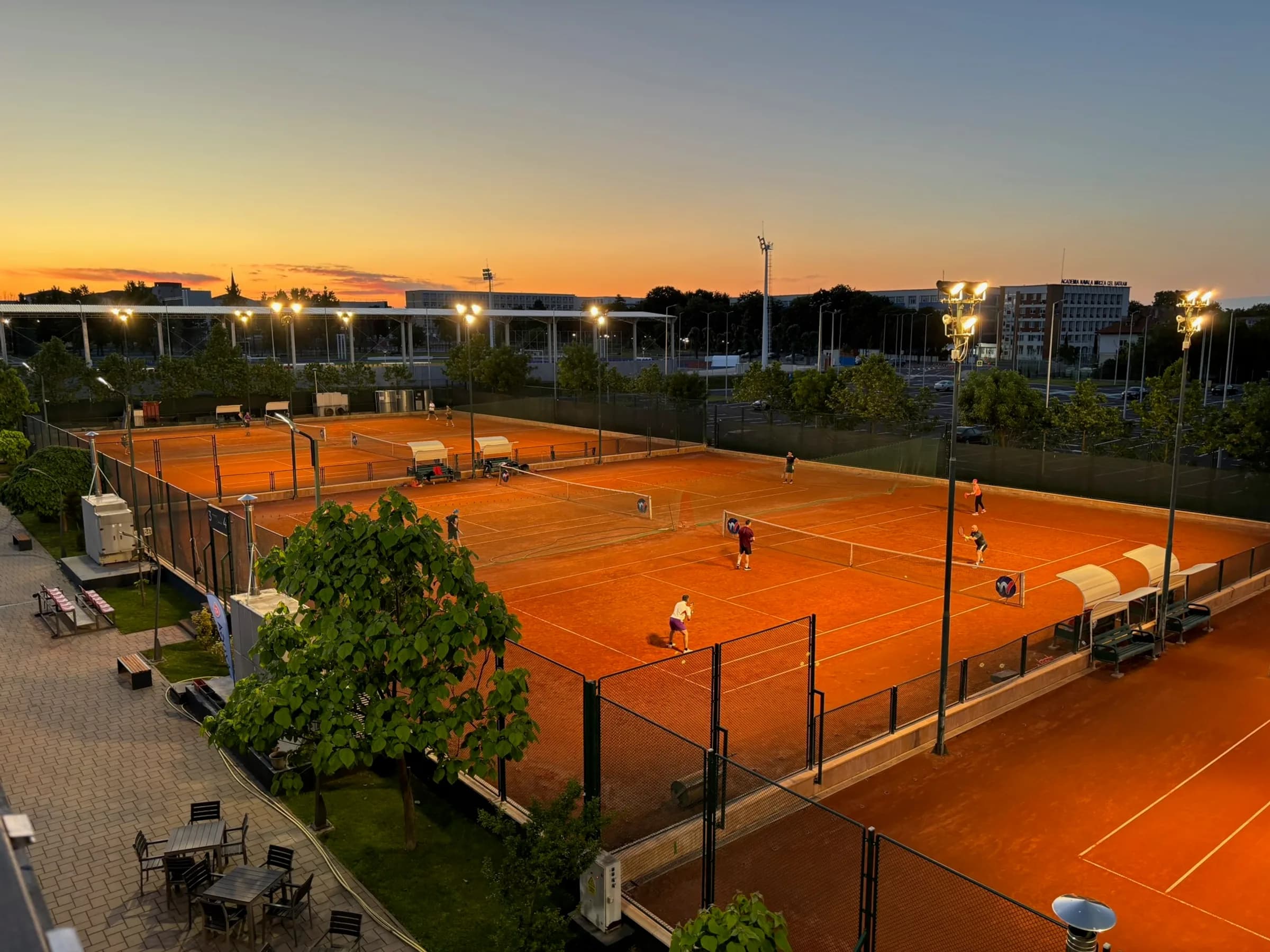Terenurile de zgură 9½ Tennis Club la apus